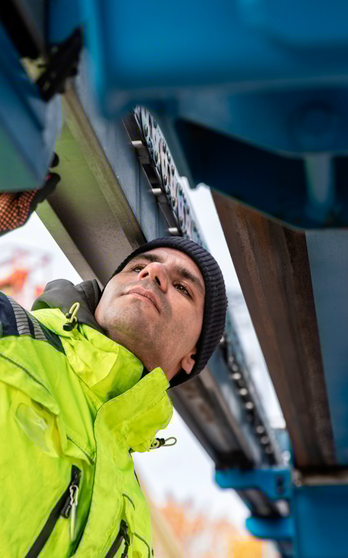 Kiwa inspectior performing an inspection audit
