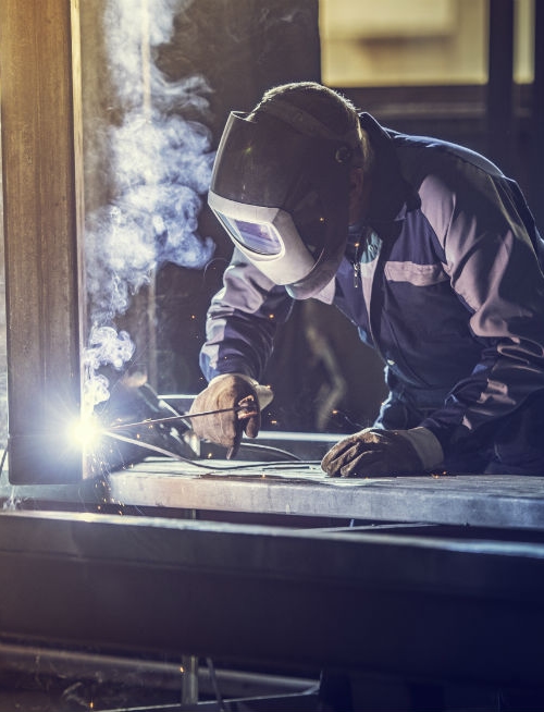 Kiwa certified welder at work